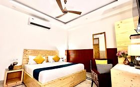 Divine Inn Hotel Near Rajouri Garden Main Market